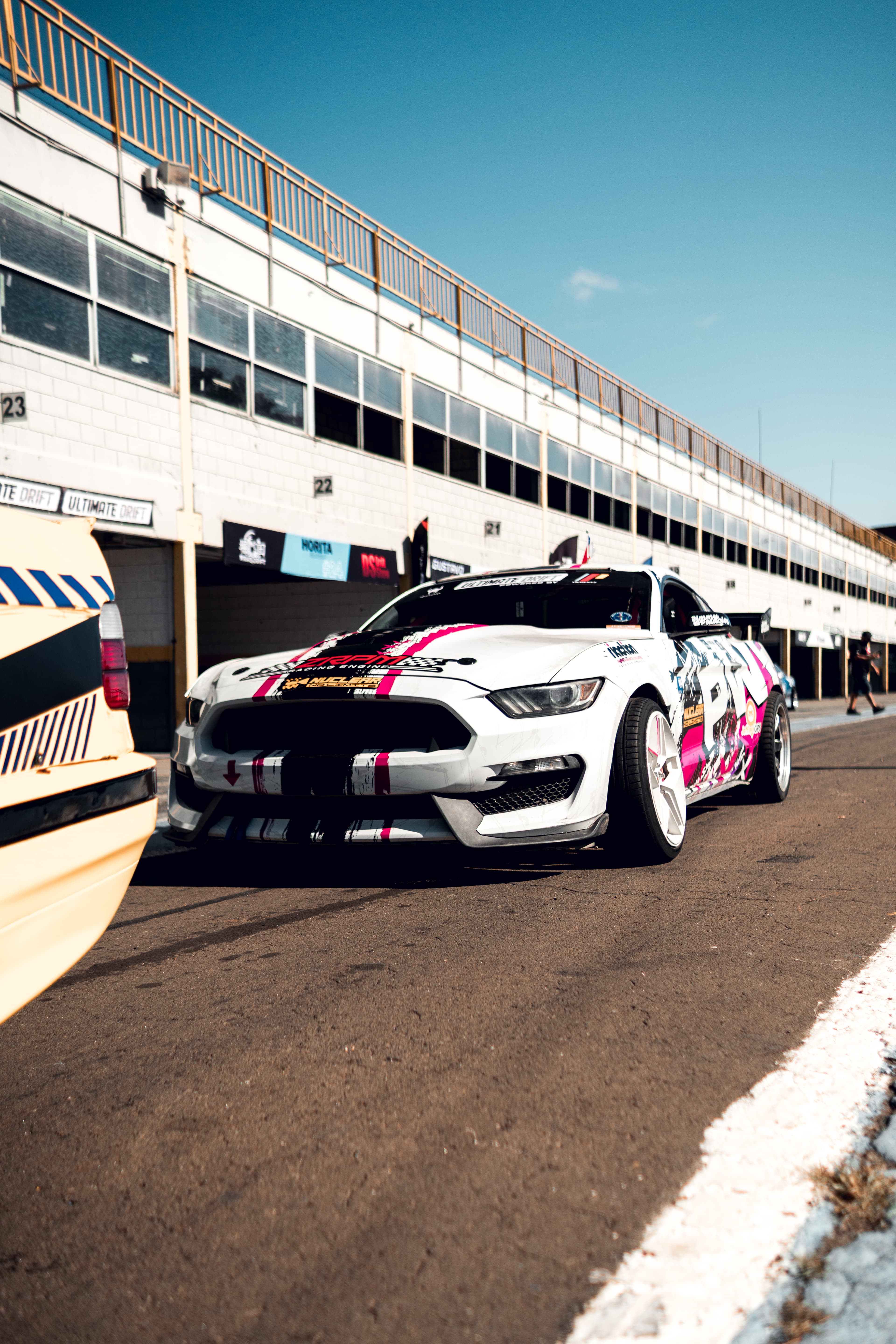 Mía Orellana junto a su Ford Mustang de drift