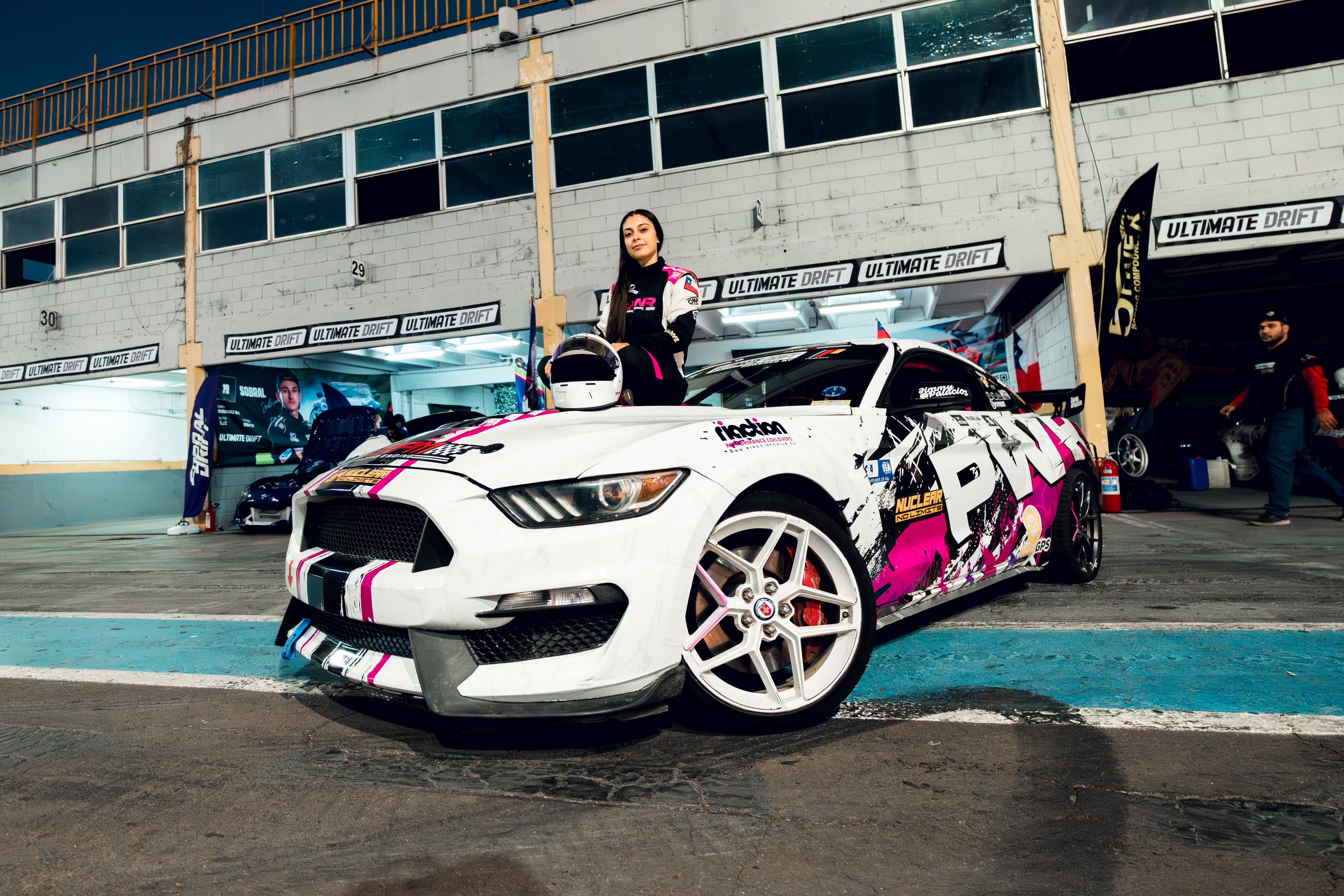 Drift en pista con humo de neumáticos