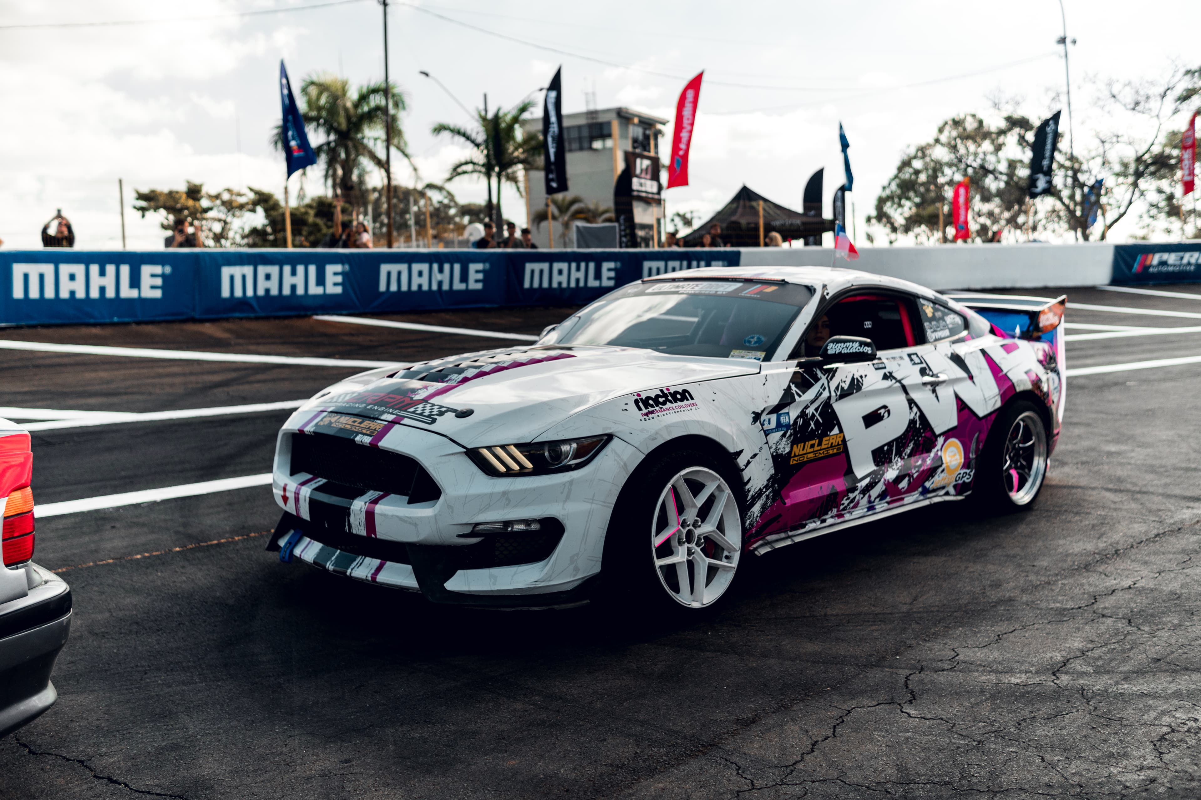 Ford Mustang de drift en el autódromo
