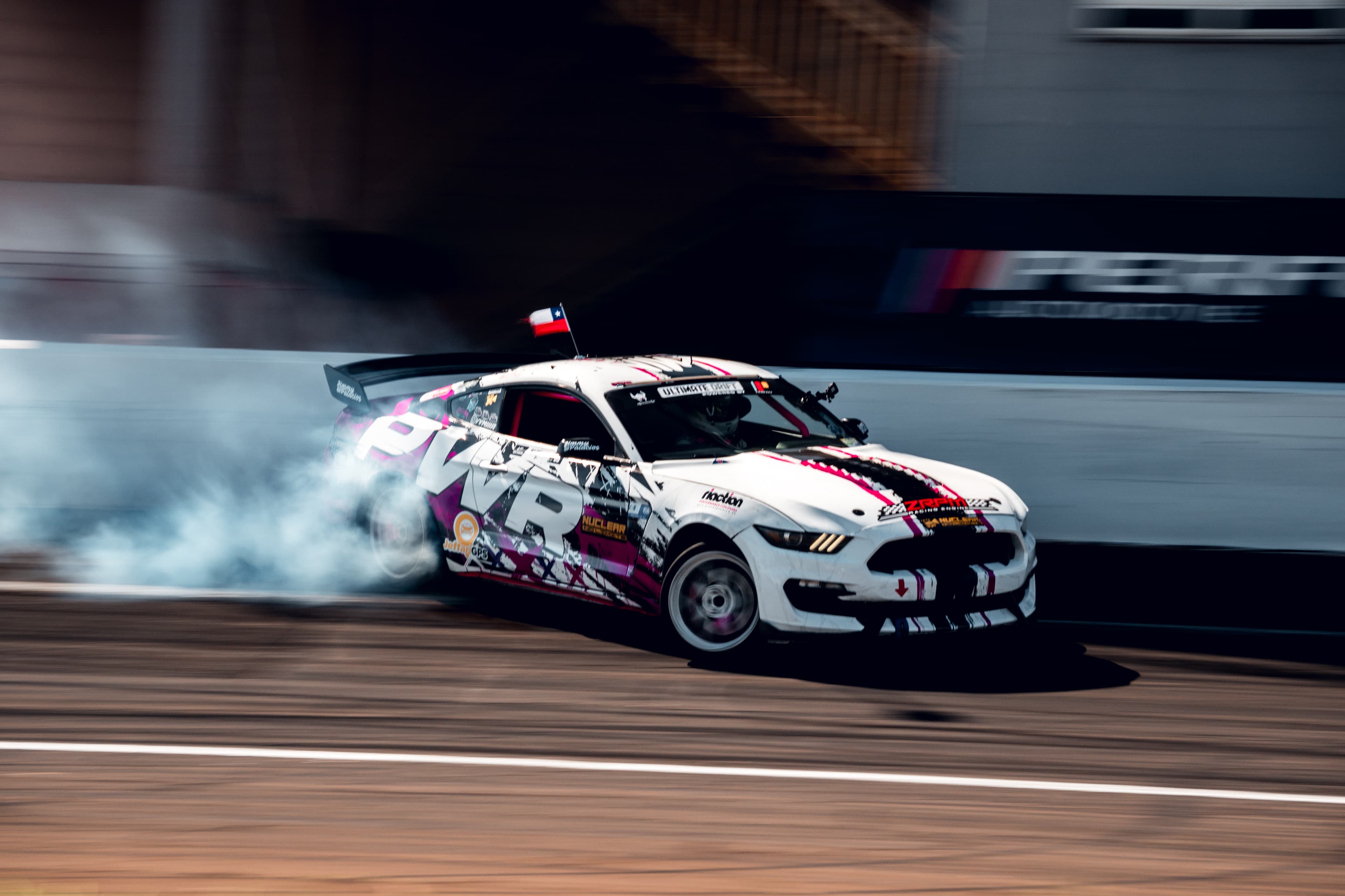 Drift en pista con humo de neumáticos