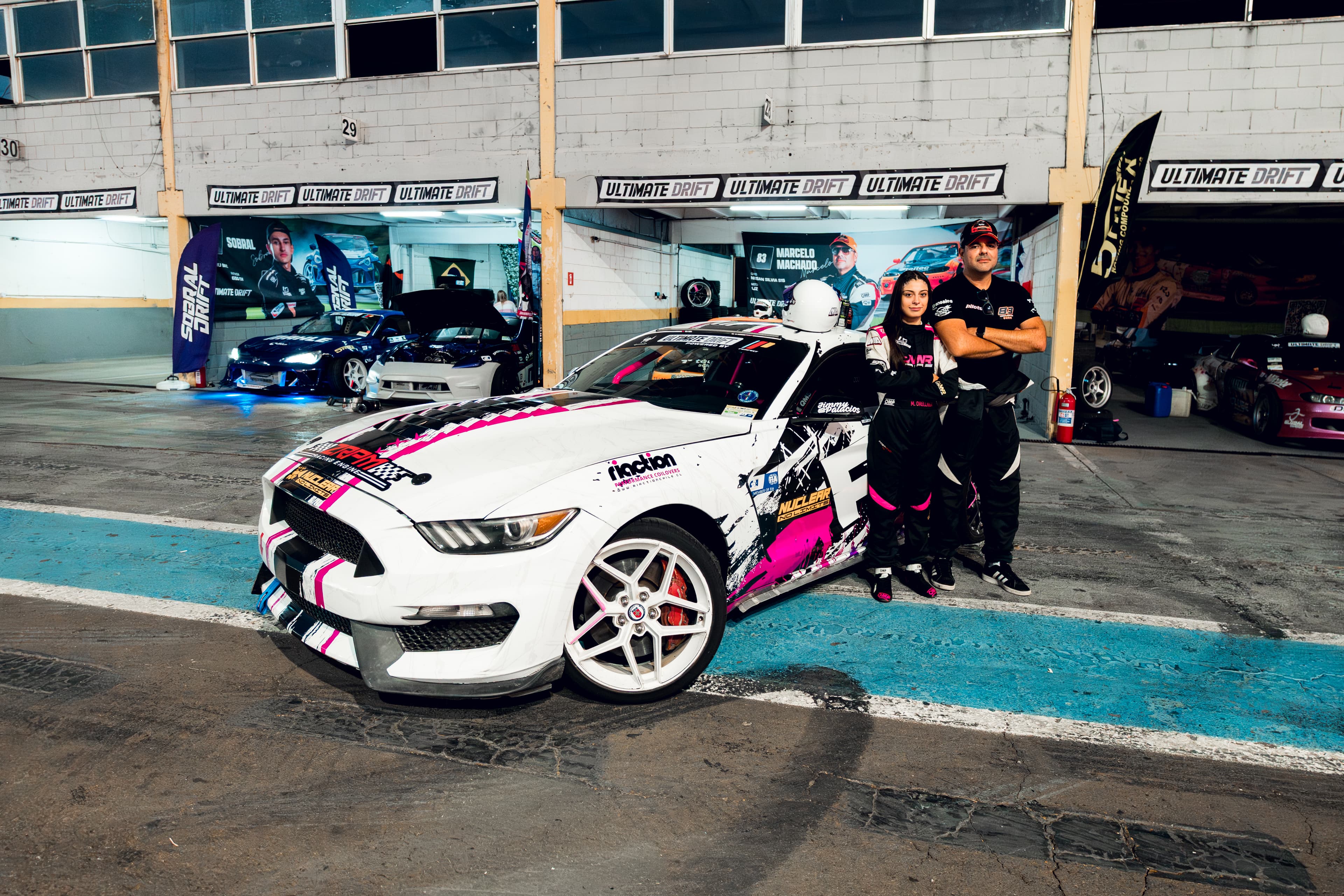 Mustang de drift derrapando en pista